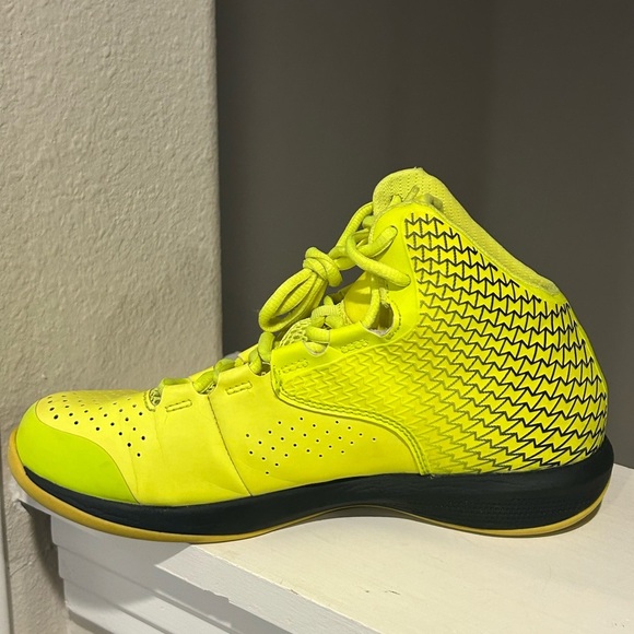 Under Armour Youth Size 5Y US 1251664-731 Clutch fit Lightning Basketball - Picture 5 of 9